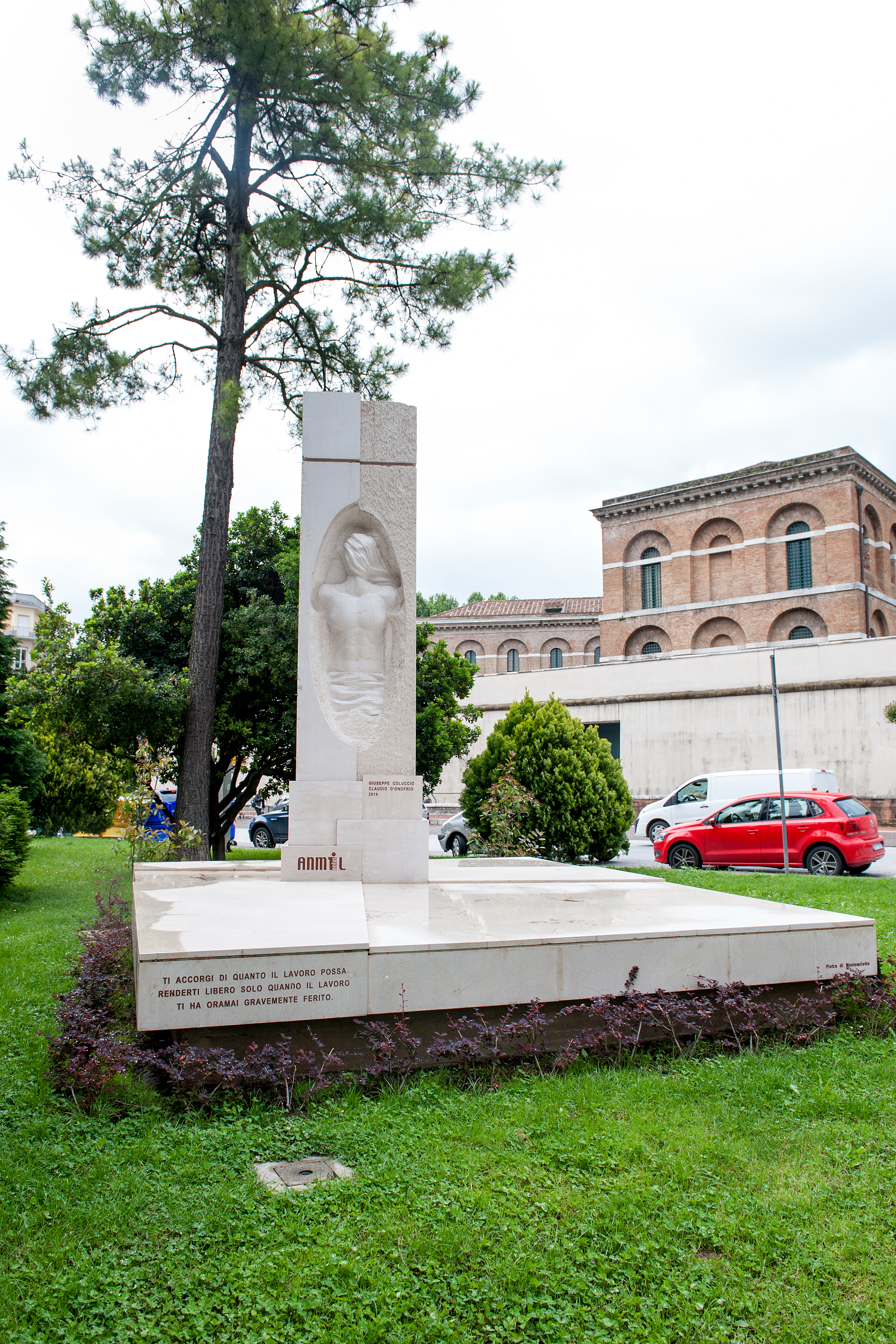 Monumento in Pietra Locale
